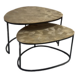 Set salontafels met twee ronde, goudkleurige gegraveerde bladen en zwart metalen frame