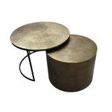 Set van 2 ronde salontafels met goudkleurige bladen en zwart metalen frame