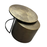 Ronde salontafelset: twee geneste tafels met goudkleurige bladen en zwarte metalen boog