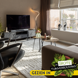 Ronde salontafel met rond houtlook blad en slanke zwarte poten