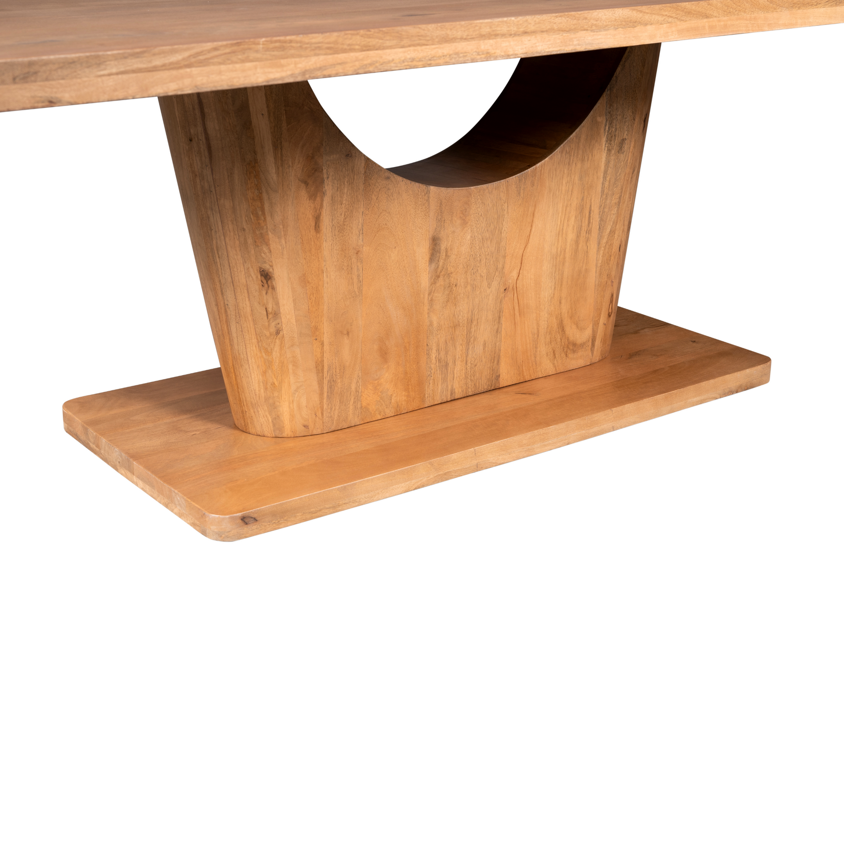 Naturel houten eettafel schuin van voren met centraal onderstel en ronde uitsparing