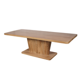 Naturel houten eettafel in zijaanzicht met massief blad en centrale poot met onderplank