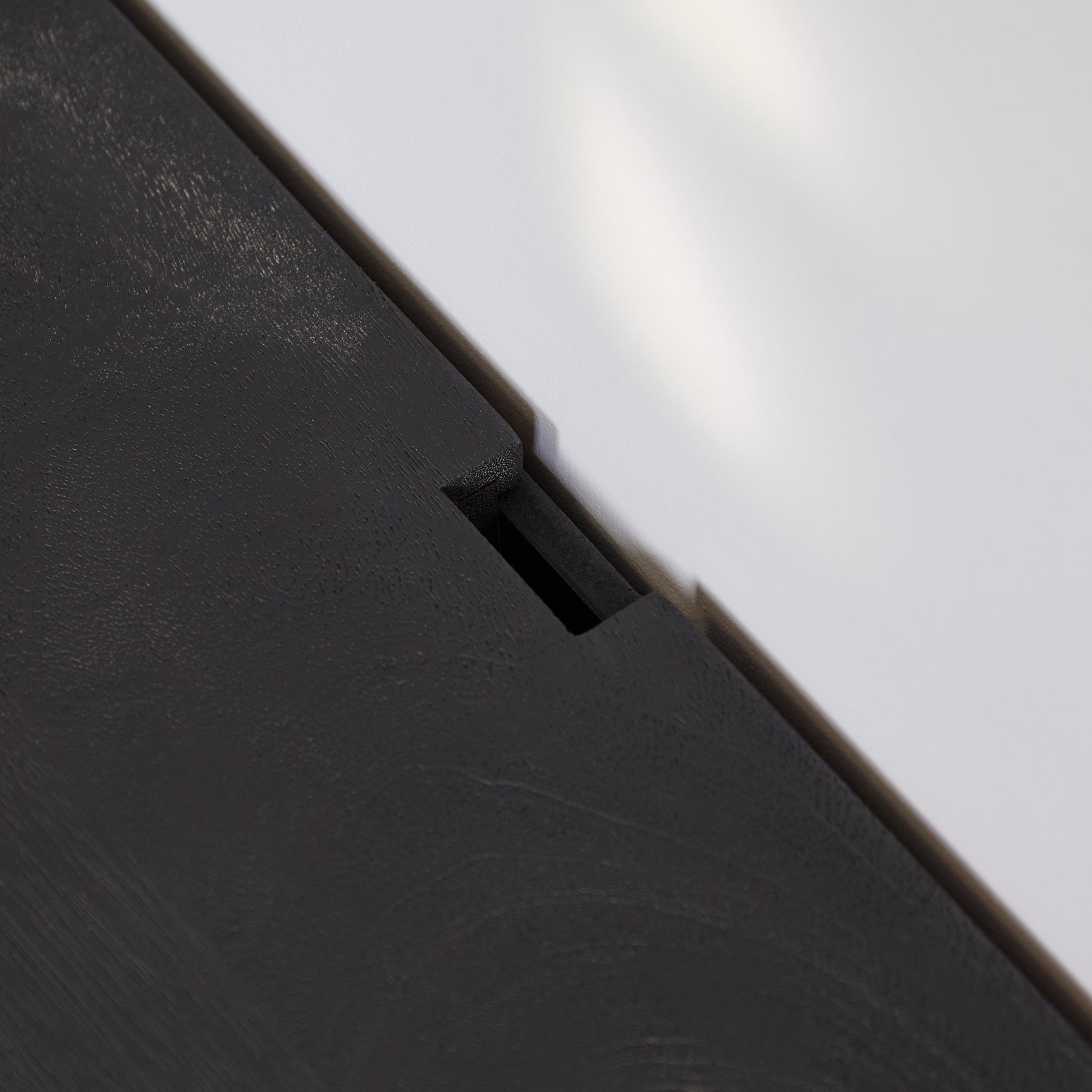 Zwevend tv-meubel Vision zwart, detail van uitholling/handgreepsleuf