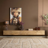 Zwevend tv-meubel in licht mangohout met vijf frontvakken en decoratieve spullen erop.