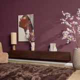 Zwevend tv-meubel bruin hout met ladefronten, met boeken en decoratie op blad