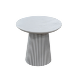 Ronde salontafel met lichtgrijs blad en geribbelde kolompoot