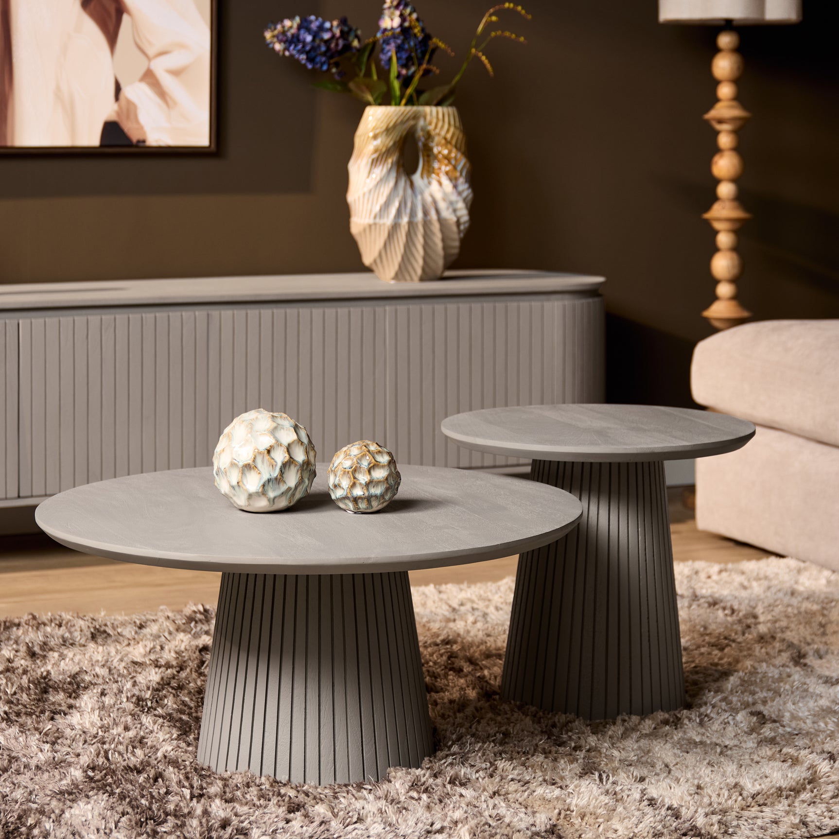 Ronde salontafel Solana taupe met rond blad op geribde cilindervoet.