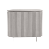 Taupe kast met ronde deksel, verticaal geribbelde frontpanelen en smalle pootjes.