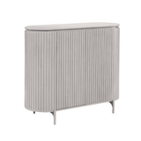 Taupe kast met afgeronde hoeken, verticaal gestreepte frontpanelen en twee deuren.