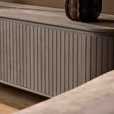 Geribd taupe frontpaneel van tv-meubel met verticale streepstructuur