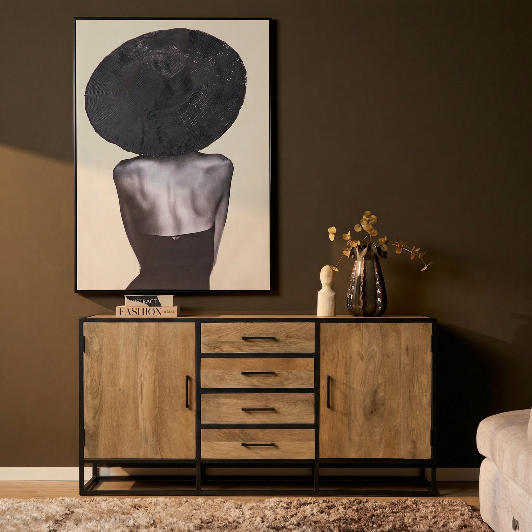 Dressoir met twee deuren en vier laden in houtlook, zwart metalen onderstel.