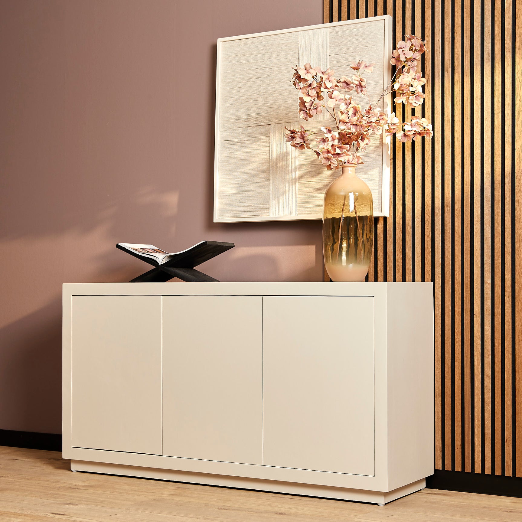 Dressoir met 3 deuren, gladde fronten en strakke grepen, lichtgekleurde kast.