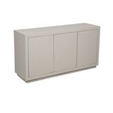 Dressoir met 3 deuren, rechthoekige vormen, lichtgekleurde kast met strakke naden.