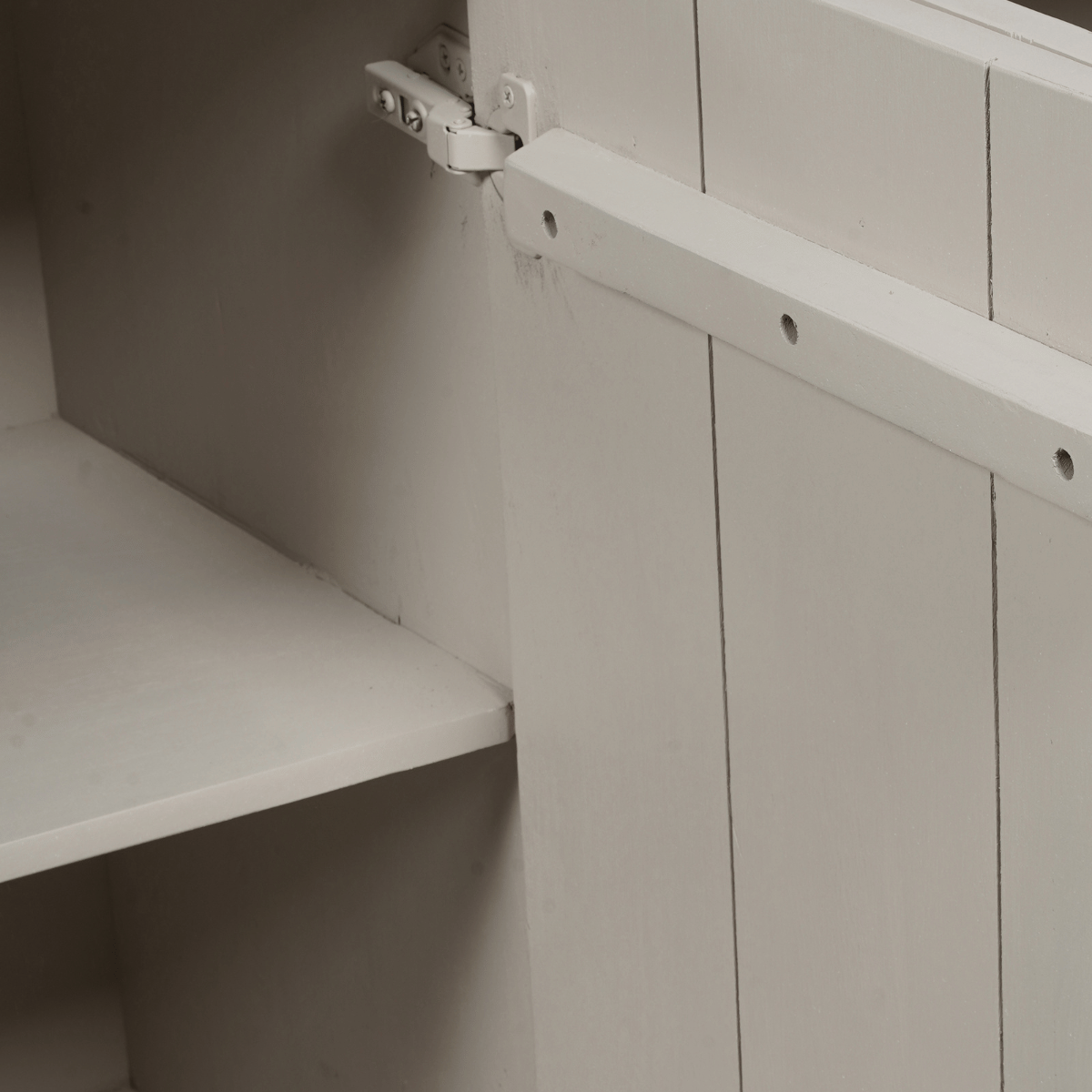 Wit dressoir met open binnenvak en deur met scharnier