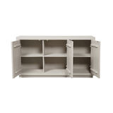 Lichtkleurig dressoir met open deuren; binnenruimte met legplanken en scharnieren