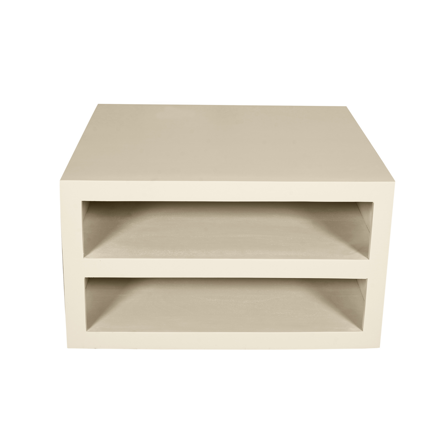 Salontafel zandkleur met twee open legplanken en vlak rechthoekig blad, recht van voren.