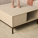 Vierkante salontafel zandkleur met open opbergvak en frontpaneel met verticale ribbels.