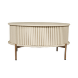 Ronde salontafel met zandkleurig blad, verticale lamellenfront en houten poten