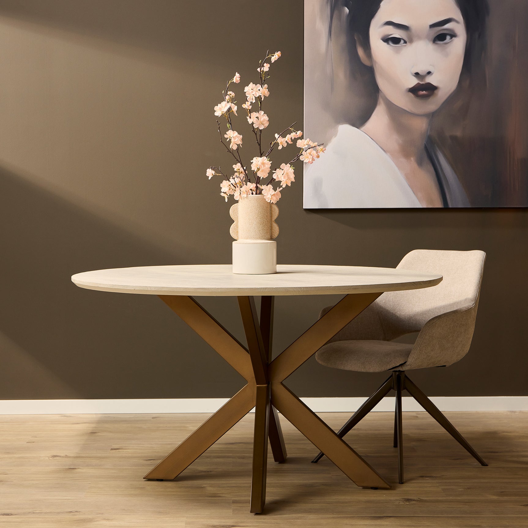 Ronde eettafel met zandkleurig blad en kruispoot-onderstel.