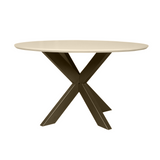 Ronde eettafel met zandkleurig blad en diagonaal kruisvormig onderstel.