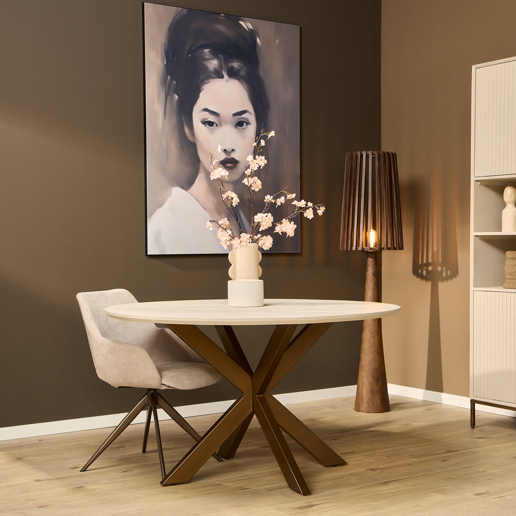 Ronde eettafel met zandkleurig blad en houten kruispoot