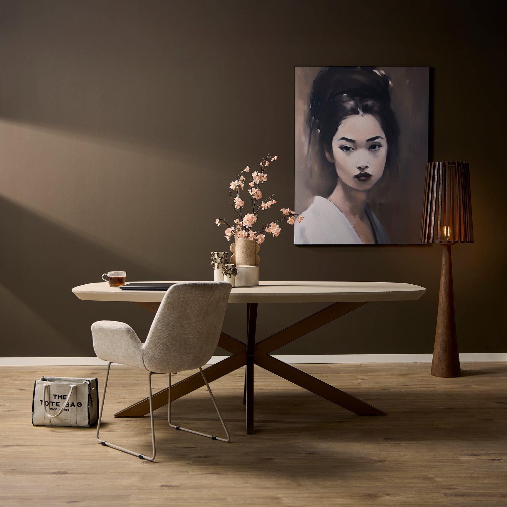 Ovale eettafel met zandkleurig blad en houten pootkruis, geschikt voor woonruimte