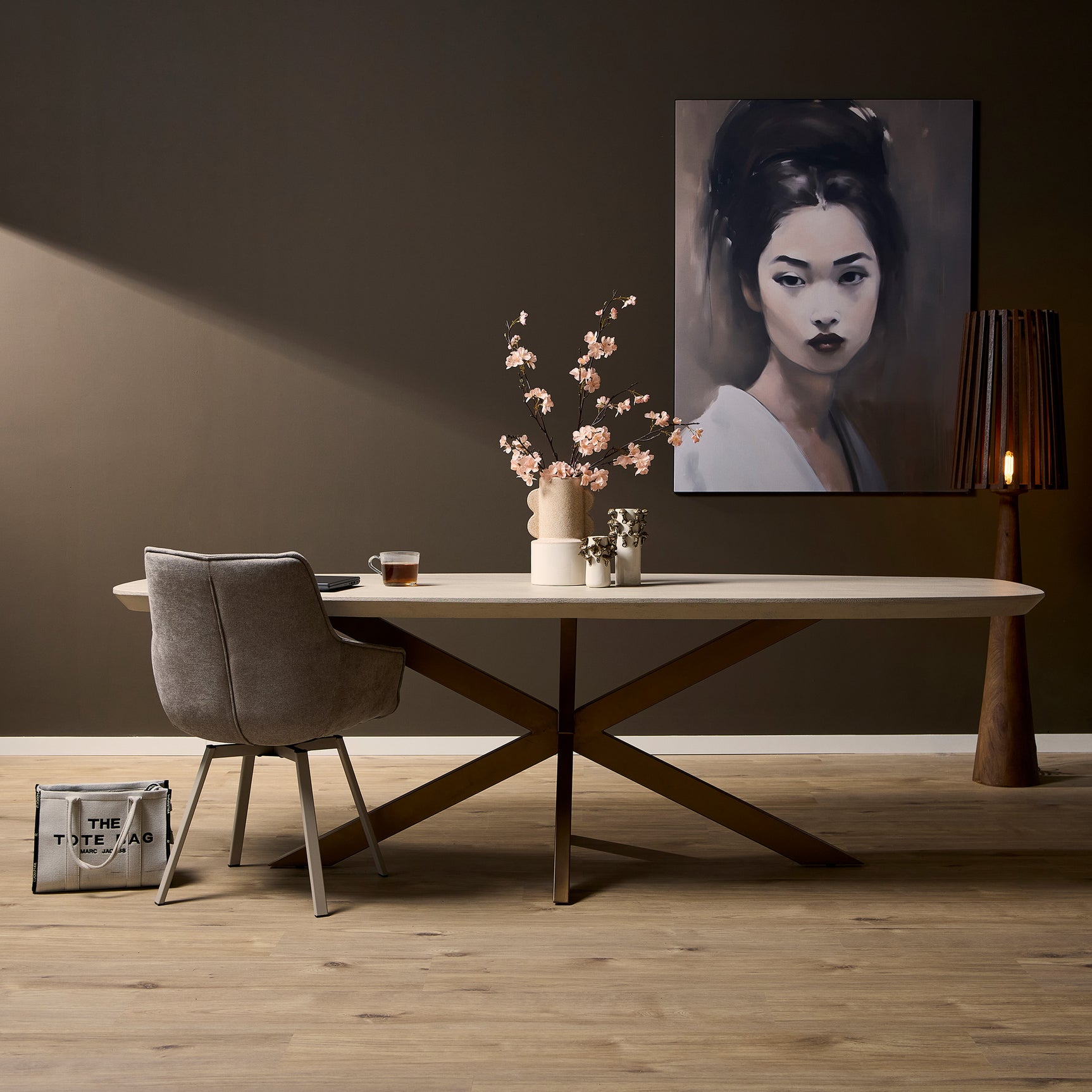 Ovale eettafel met zandkleurig blad en houten kruispoot