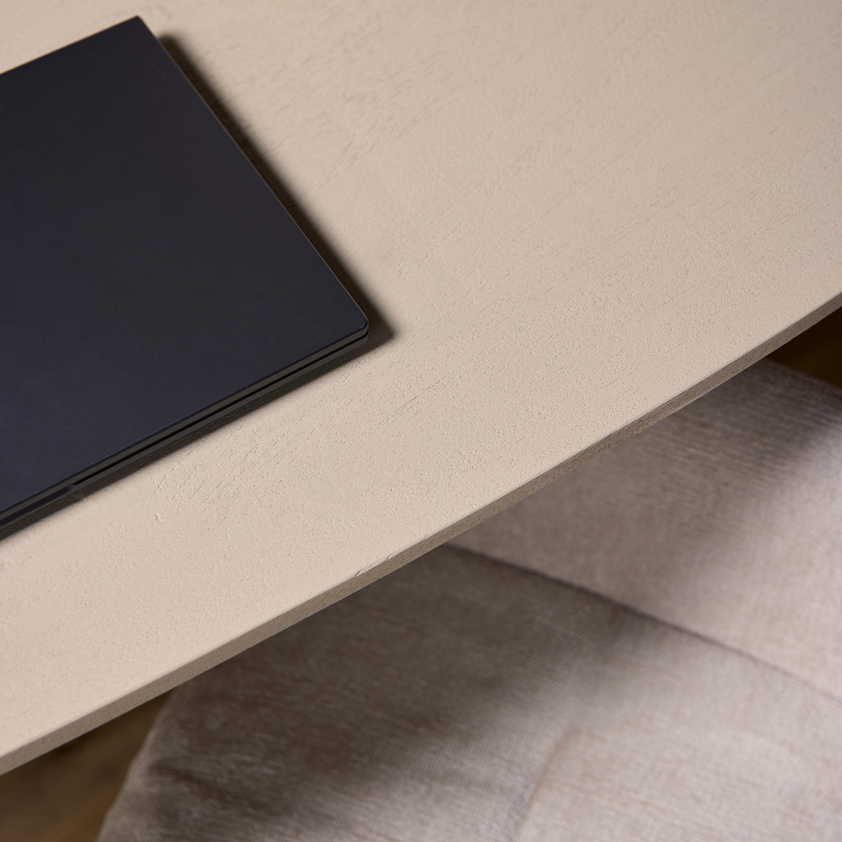 Ovale eettafel met zandkleurig blad en afgeronde rand