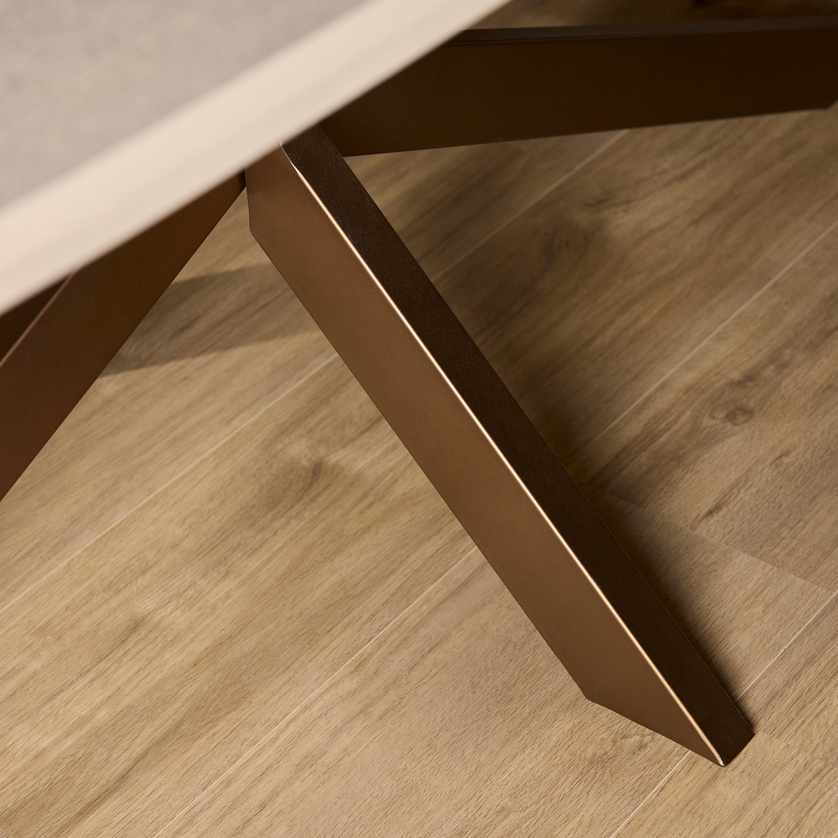 Ovale eettafel met houten onderstel en schuine steunbalken