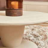 Ronde salontafel met lichtkleurig blad en cilindrische poot