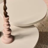 Zandkleurige ronde salontafel met glad blad en cilindrisch onderstel