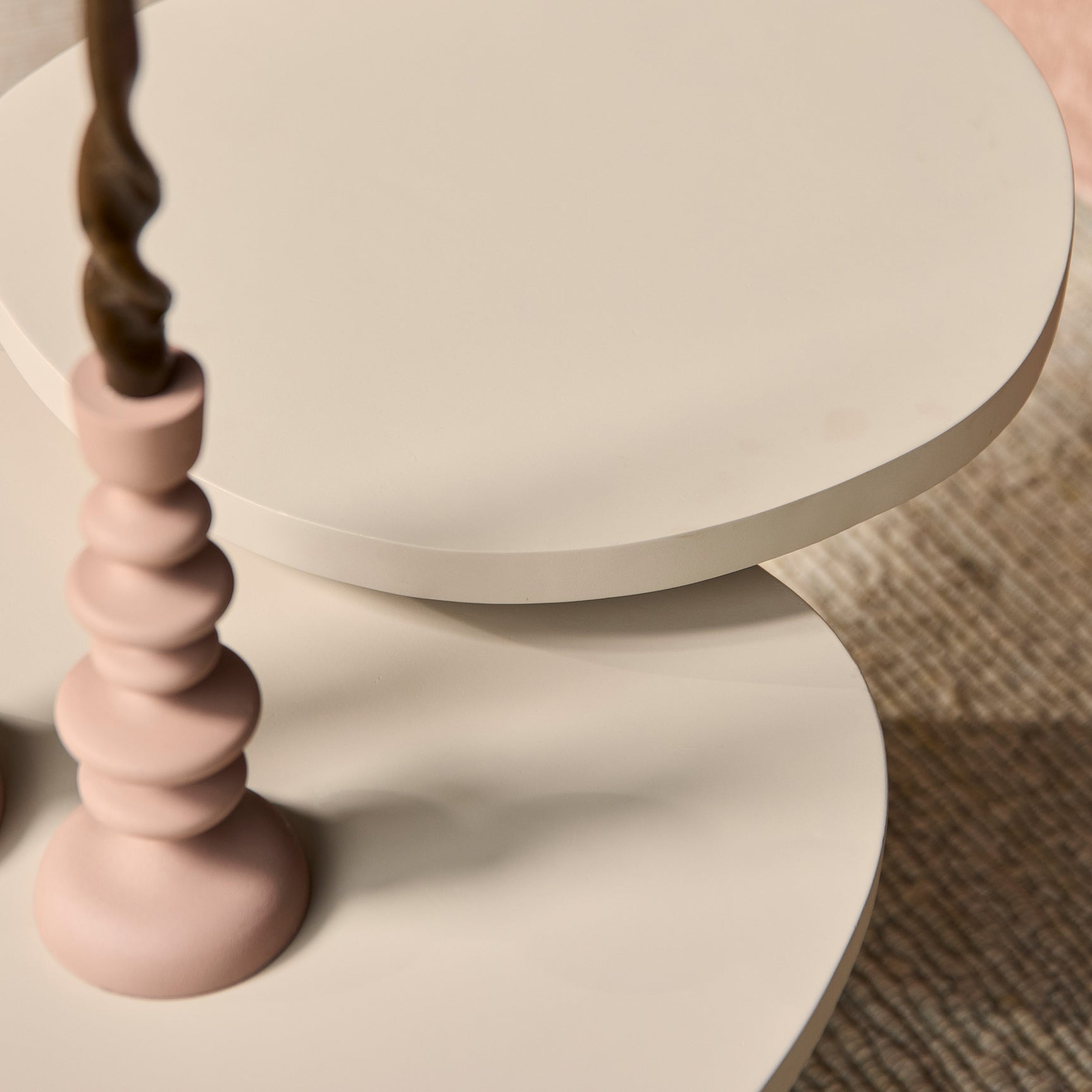Zandkleurige ronde salontafel met glad blad en cilindrisch onderstel