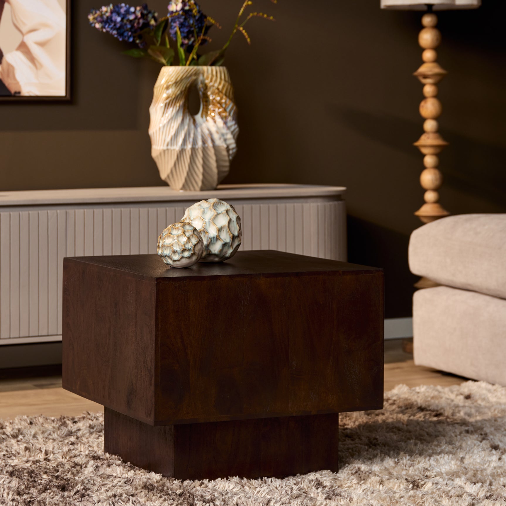Bruine houten salontafel met ronde bovenkant en hoekig onderstel
