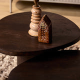 Ronde bruine houten salontafel met dik blad en centrale poot