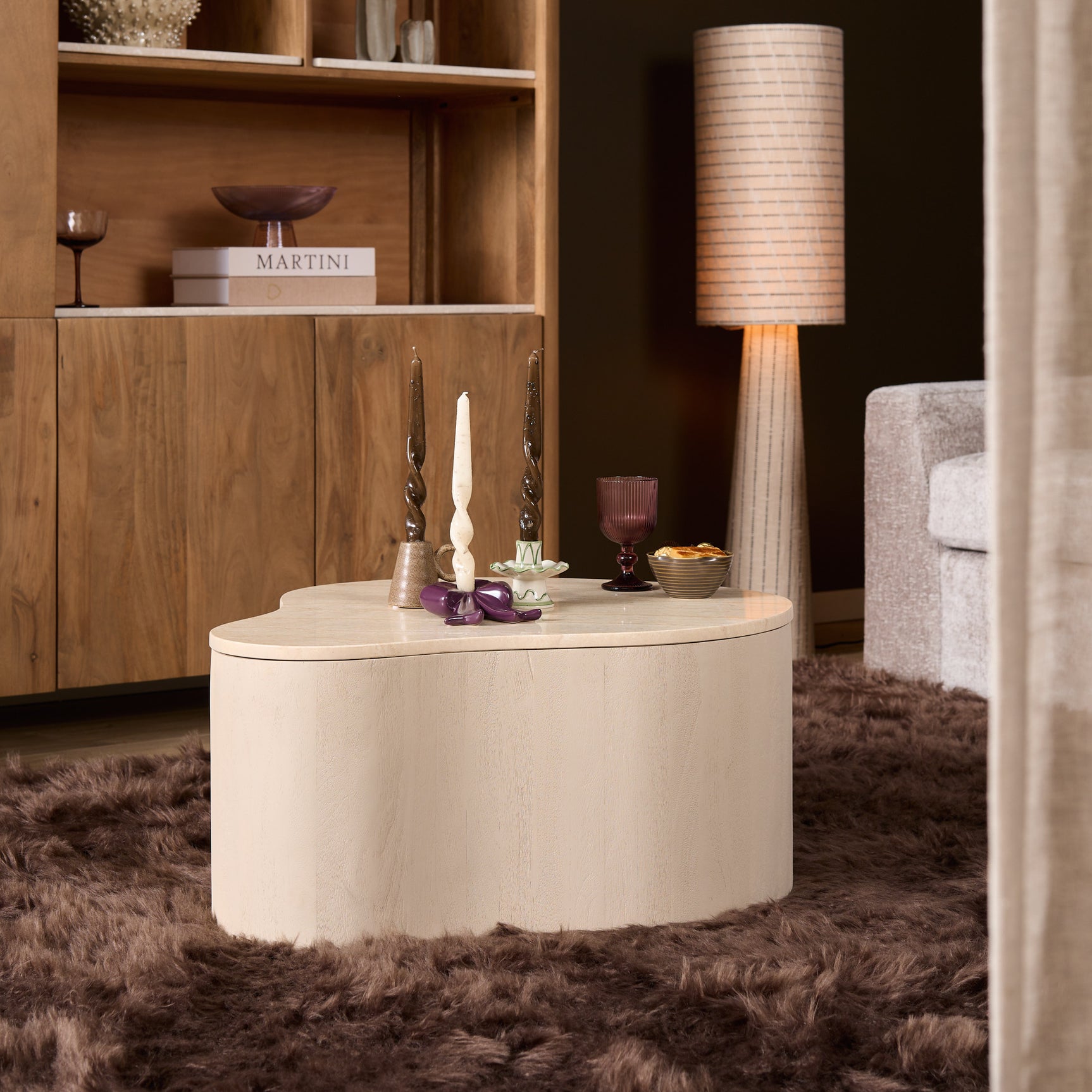 Lovi salontafel in zandkleur met rond blad en massieve, gladde cilindervoet
