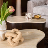 Houten salontafel met licht blad en ronde onderplank, donkerbruine zijkanten