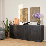 Zwart dressoir met paneeldeuren en strakke greeplijsten, brede frontplaat.
