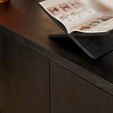 Zwart dressoir close-up van bovenblad en frontnaad, zichtbaar houtnerf.