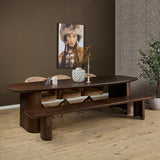 Eettafel van bruin hout met lang blad en open onderstel met dikke, lage poten
