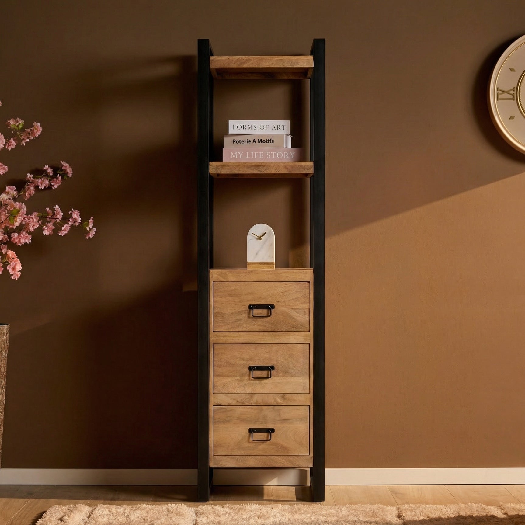 Boekenkast met drie lades en twee open planken, zwart frame en houtkleurige afwerking.