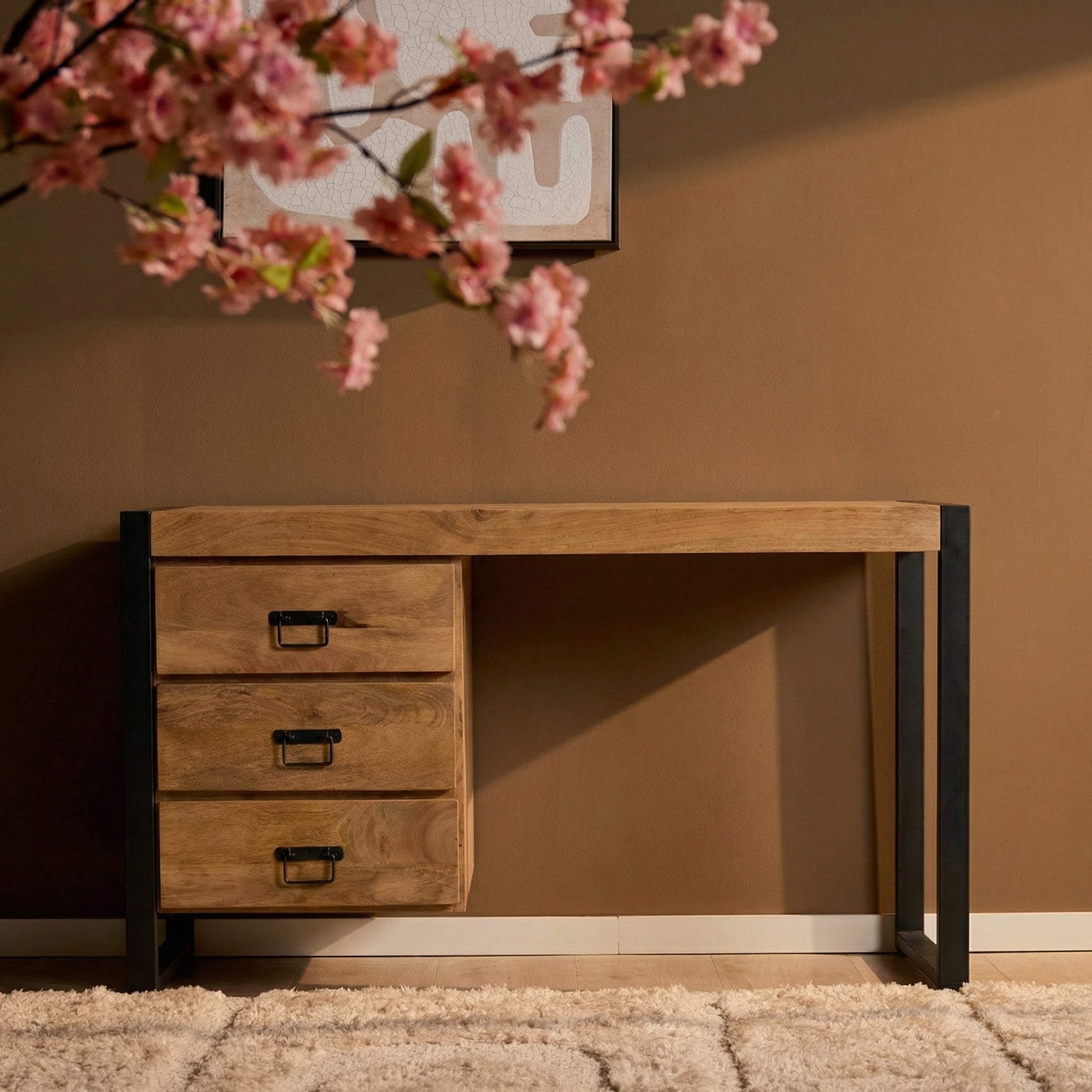Bureau met houten blad en 3 lades, zwart frame en metalen grepen