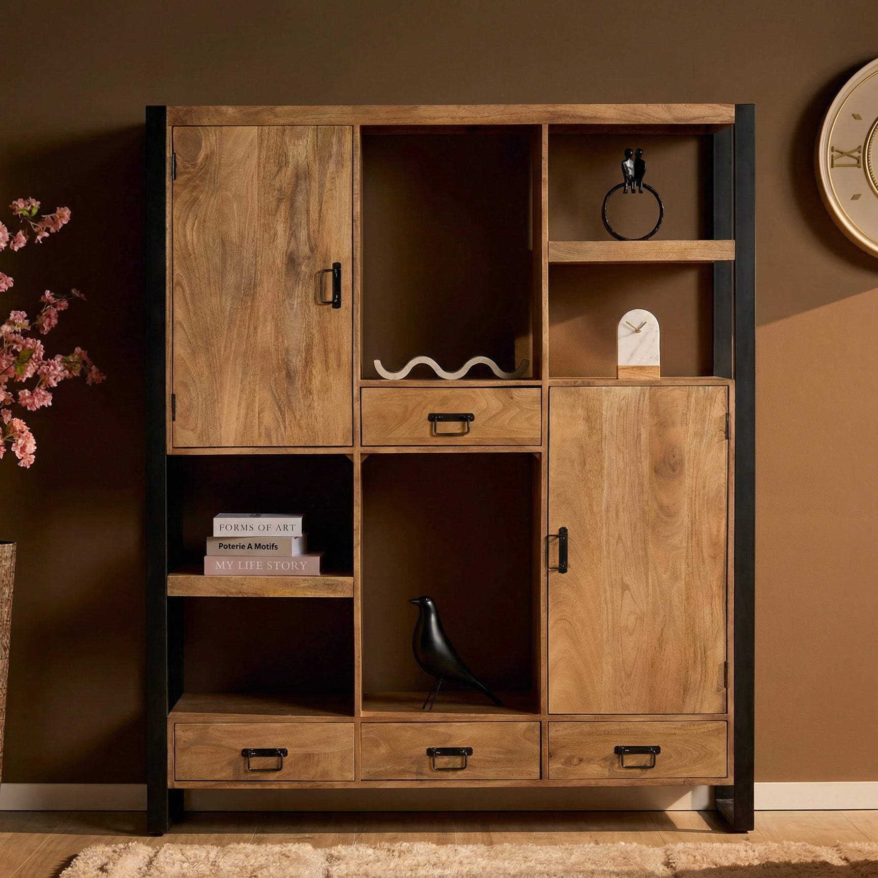 Vakkenkast met open vakken, licht hout en zwarte omlijsting met ladefront.