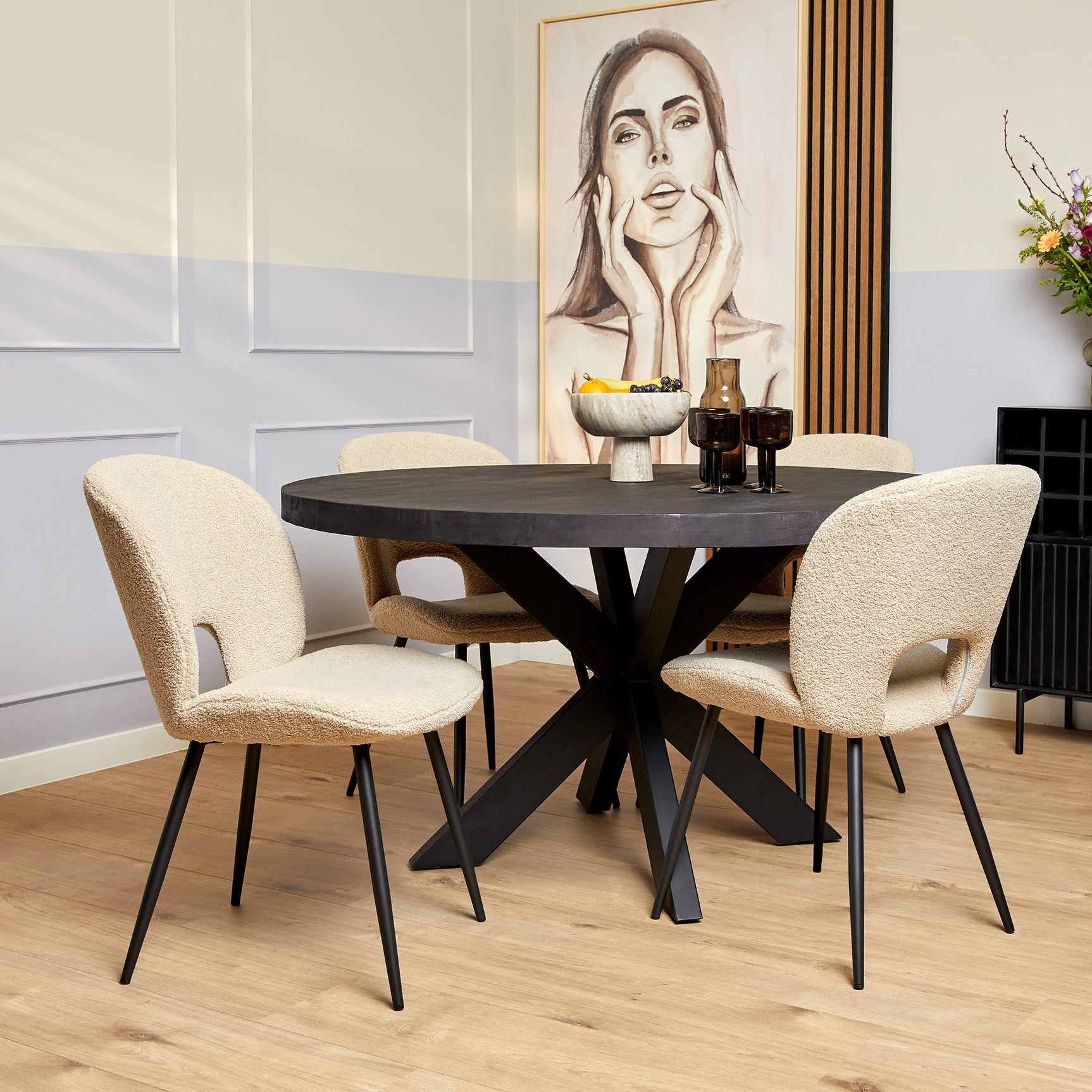 Ronde eetkamertafel Denver met zwart blad en vier X-poten, met beige stoelen