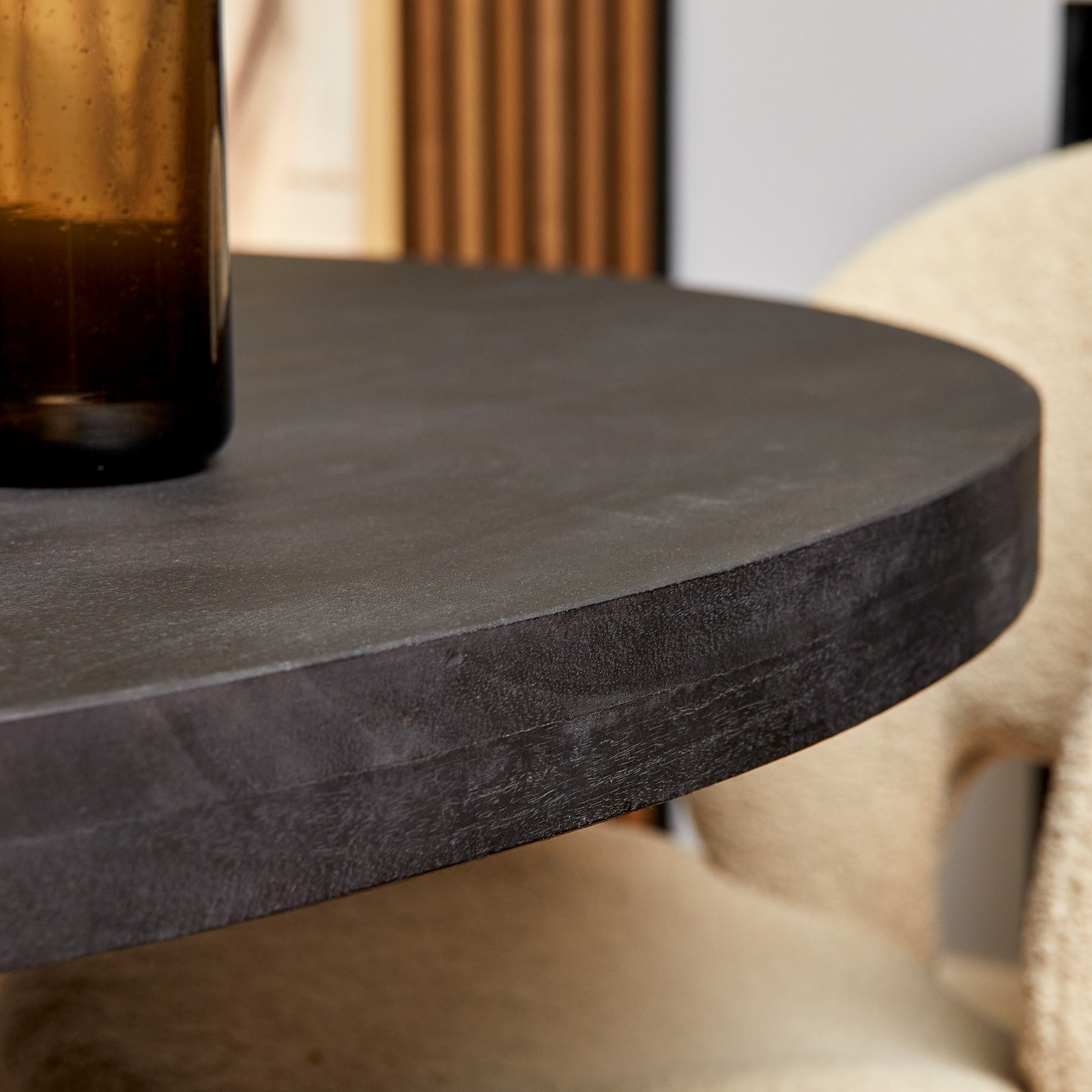 Rond donker tafelblad met houtnerf en afgeronde rand, close-up