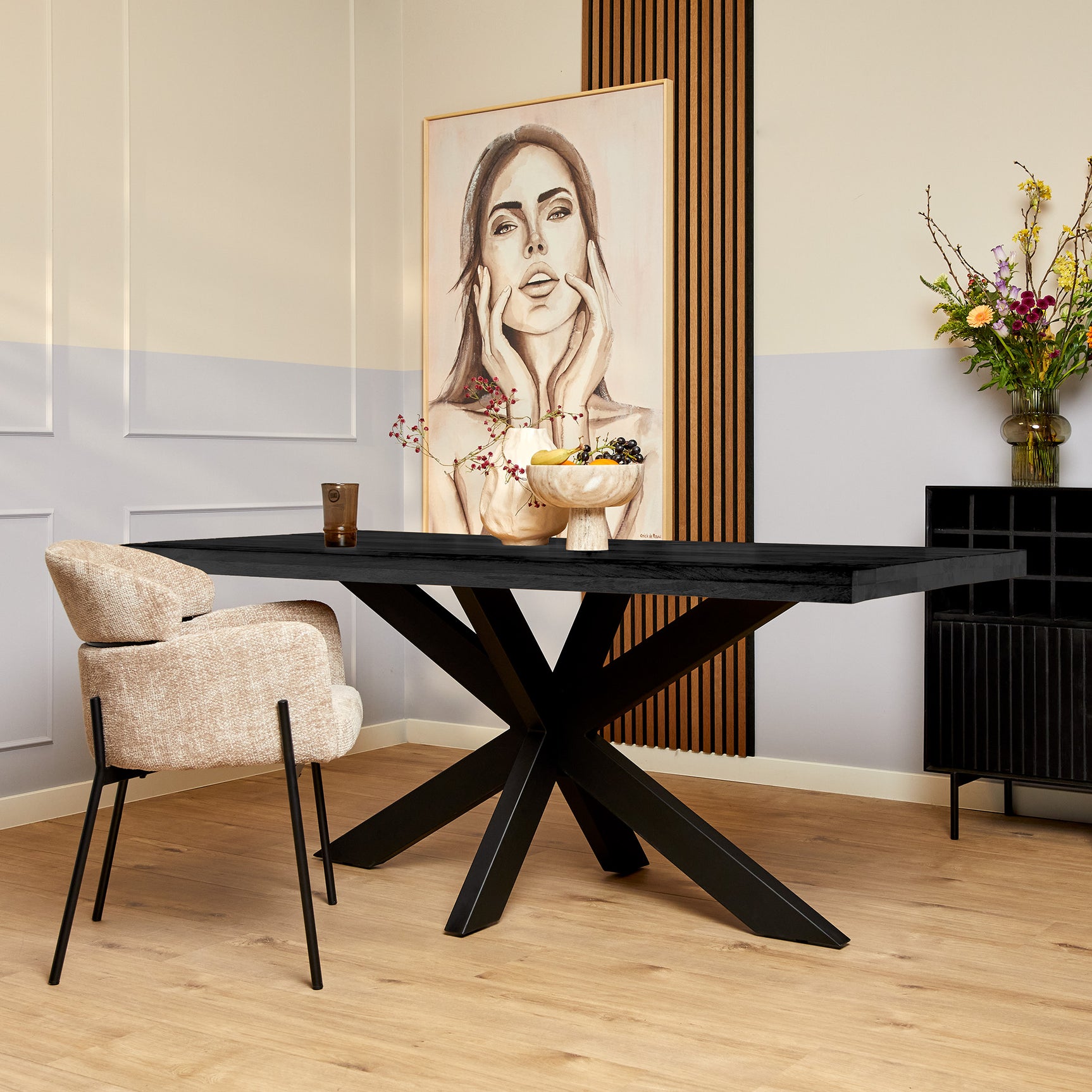 Rechthoekige zwarte eetkamertafel met centrale kruisvormige poten