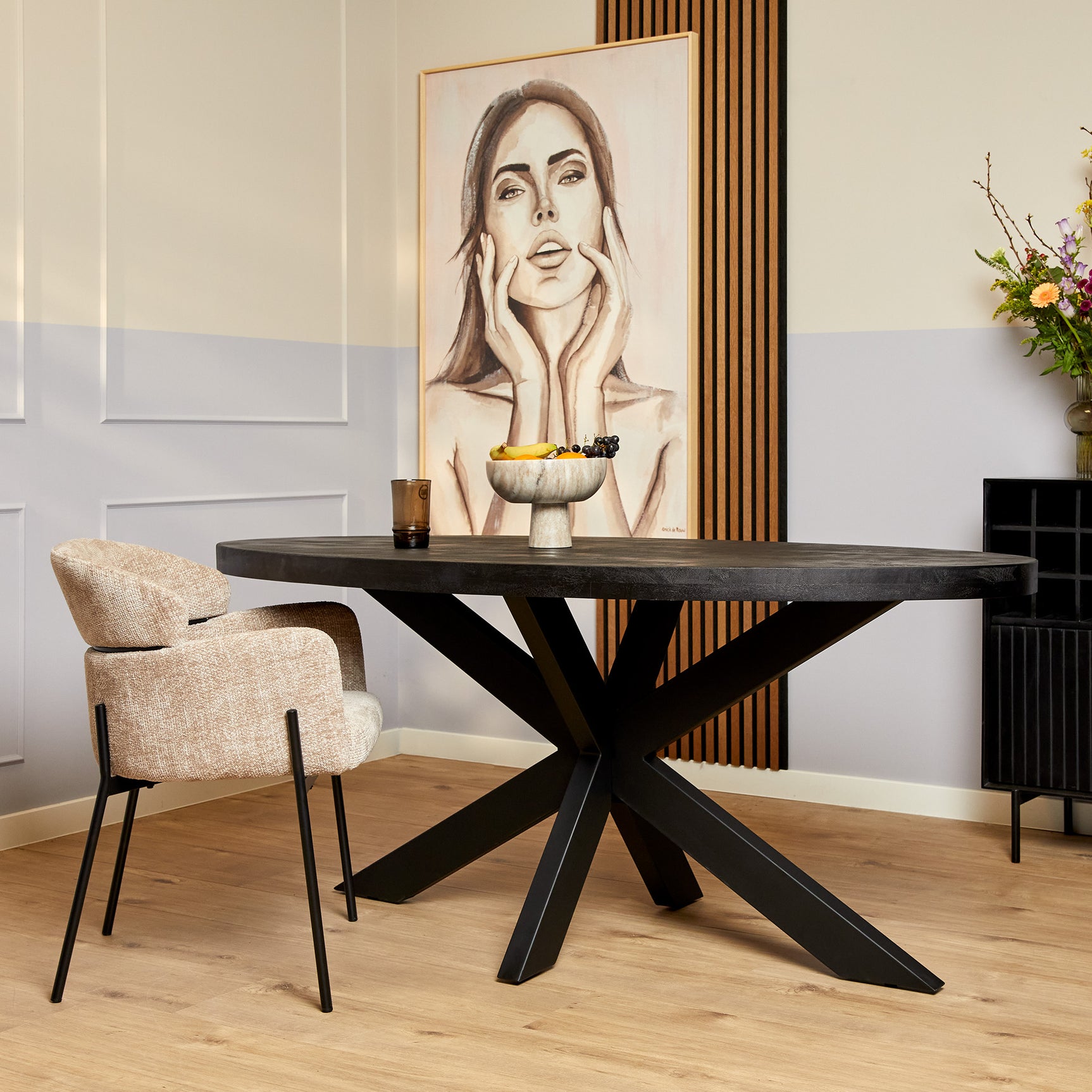 Zwarte ovale eettafel met houten blad en kruispoten voor eetruimte