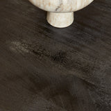 Zwarte eettafel met houten blad en centrale pootvoet, houtnerf detail