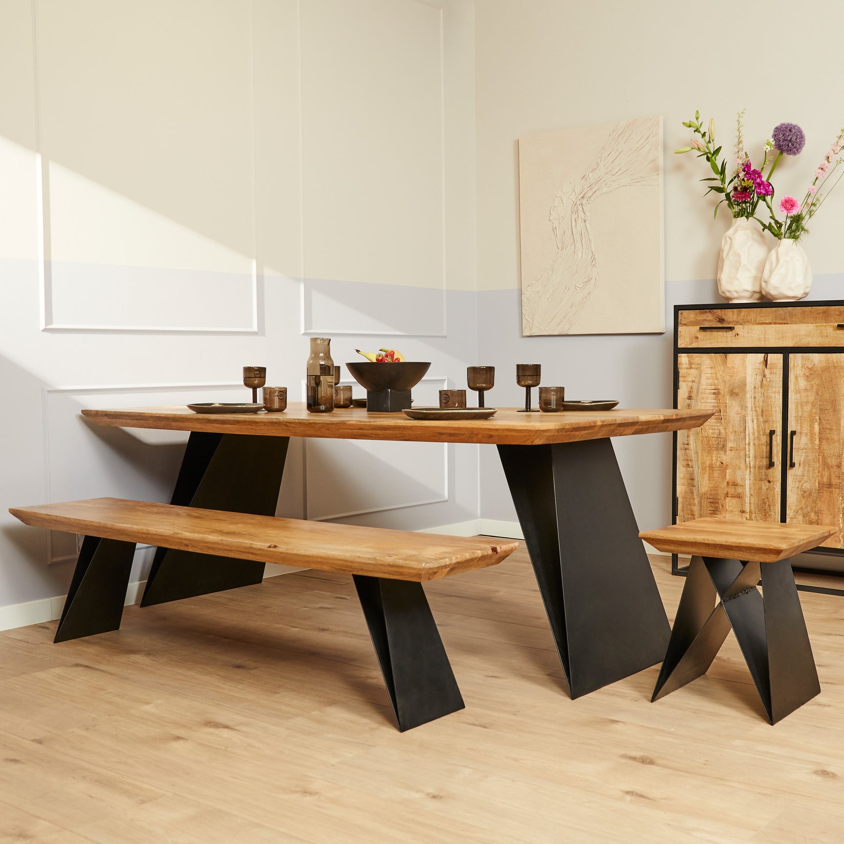Eettafel met langwerpig houten blad en zwarte poten