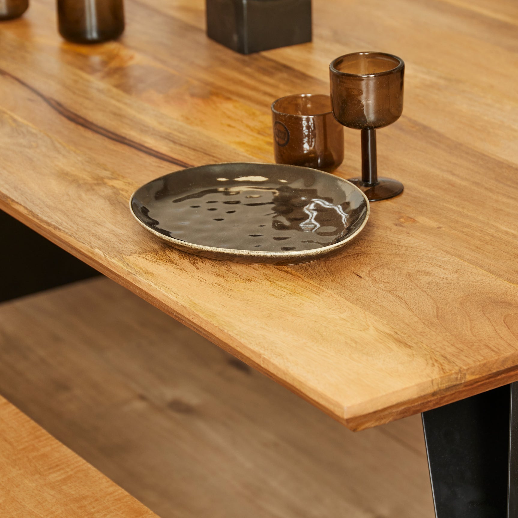 Eettafelblad met houtnerf en zwarte metalen voet onder