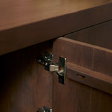 Walnootkleurige salontafel met metalen scharnier en handgreep op kastdeur